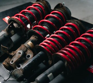 Close up van een rode coilover schroefset