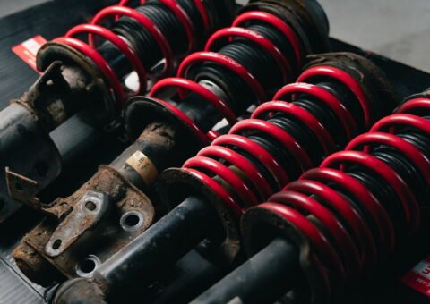 Close-up van een rode coilover schroefset (1) Close-up van een rode coilover schroefset
