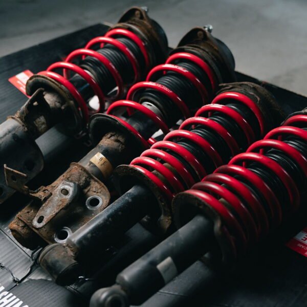 Close up van een rode coilover schroefset