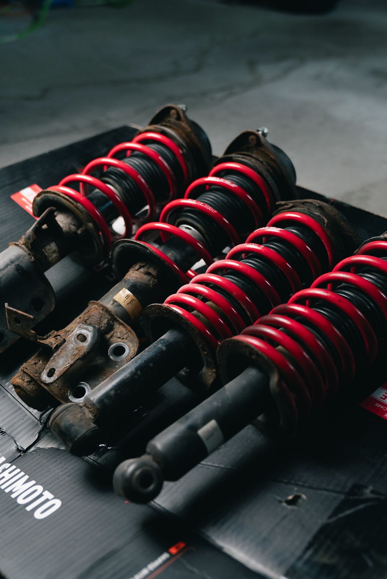 Close up van een rode coilover schroefset